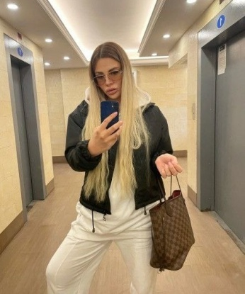 Живу в Москве, городе страсти и возможностей. У меня есть все, чтобы сделать твои мечты реальностью. Мои опытные руки и чувственное тело готовы привести тебя к небесам блаженства. Мои услуги нацелены на удовлетворение твоих самых сокровенных желаний. Позволь мне провести тебя по пути наслаждения и экстаза. Мои фото говорят сами за себя - я соблазнительная и стильная леди, готовая стать твоей идеальной компаньонкой. Мои клиенты остаются довольны и возвращаются ко мне снова и снова. Что же, давай создадим незабываемые моменты вместе? 💋🌹✨ Евгения